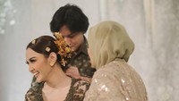 Senyum sumringah tampak dari wajah @mahaliniraharja ketika @rizkyfbian memasangkan kalung pada acara lamaran malam hari ini, tulis akun @bridestory dilihat, Senin (8/5/2023). Foto: dok. Instagram @bridestory