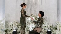 Rizky Febian berlutut melamar Mahalini di hadapn keluarga besar dan sahabat. Foto: dok. Instagram @bridestory