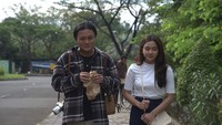 Rizky Febian dan Mahalini juga tampak serasi saat syuting video klip. Saat itu, Rizky Febian terlihat menyantap sebuah roti. Foto: Instagram @rizkyfbian @mahaliniraharja