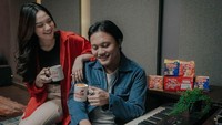 Begini potret mesra Mahalini dan Rizky Febian ketika ngopi bersama. Mereka menikmati kopi sachet dengan varian latte. Foto: Instagram @rizkyfbian @mahaliniraharja