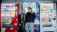 Pasangan muda ini juga pernah liburan bersama di Jepang. Ini gaya keren mereka saat berpose di depan vending machine minuman yang warna-warni. Foto: Instagram @rizkyfbian @mahaliniraharja
