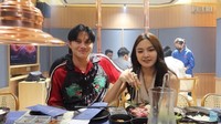 Mahalini juga pernah diajak oleh Rizky Febian makan bersama di rumahnya. Menu yang mereka santan adalah makanan khas Sunda, lengkap dengan petai goreng. Foto: Instagram @rizkyfbian @mahaliniraharja