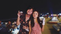 Keduanya juga terlihat nongkrong bersama di pinggir pantai. Rizky dan Mahalini menikmati minuman yang segar. Foto: Instagram @rizkyfbian @mahaliniraharja