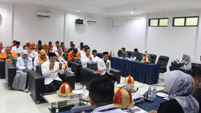 Rombongan PKS Makassar saat menyetor berkas pendaftaran bacaleg di KPU Makassar.