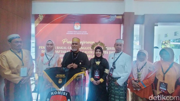 Rombongan PKS Sulsel mendatangi KPU Sulsel untuk mendaftarkan bacalegnya.