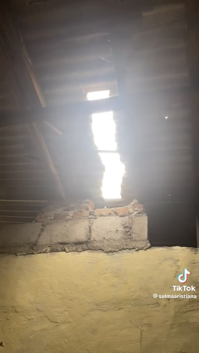 Salma menyebut jika rumahnya itu memiliki gaya klasik purba. Saat memasuki rumah disambut dengan sebuah dapur yang disebut Salma memiliki gaya klasik vintage dengan atap yang memiliki skylight. Foto: TikTok/@salmaaristiana