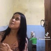 Mendengar penjelasan Salma seketika rumah yang reyot itu jadi terasa seperti sebuah istana. Ketika me-review kamar mandi di dalam rumah Salma mengatakan bahwa kamar mandi yang pintunya dikaitkan menggunakan tali itu sudah dilengkapi dengan teknologi smart lock. Di bagian dalam kamar mandi juga terdapat shower alami dan pertunjukkan air terjun yang bisa dinikmati saat hujan. Foto: TikTok/@salmaaristiana