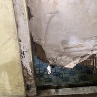 Di bagian bawah pintu kamar mandi rumahnya itu tampak bolong. Salma menyebut jika pintu kamar mandinya itu memiliki lembah. Dalam video berbeda ia bahkan mengatakan bahwa kamar mandinya berkonsep thriller yang terkesan mistis. Foto: TikTok/@salmaaristiana
