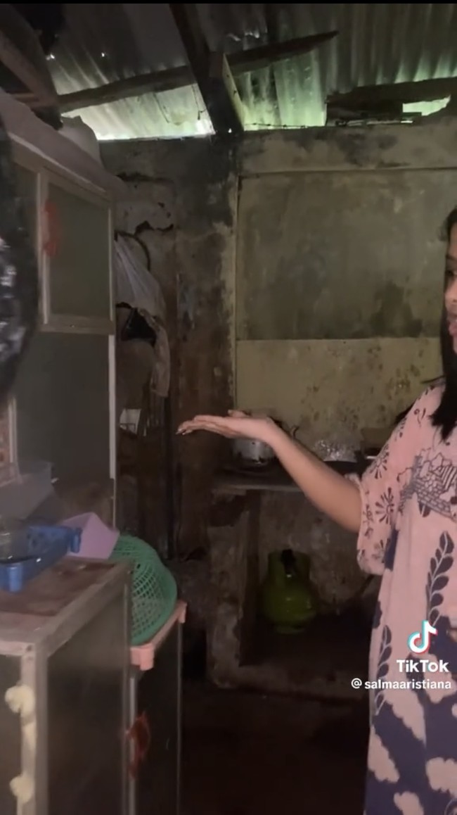 Lanjut ke bagian dapurnya yang tampak begitu sederhana, Salma justru mengatakan jika dapurnya itu sudah dilengkapi dengan kitchen set dan alat-alat masak yang lengkap. Ia juga menyebut jika chef Arnold dan Juna pernah memasak di dapurnya yang bertemakan gotik horror tersebut. Foto: TikTok/@salmaaristiana