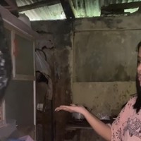 Lanjut ke bagian dapurnya yang tampak begitu sederhana, Salma justru mengatakan jika dapurnya itu sudah dilengkapi dengan kitchen set dan alat-alat masak yang lengkap. Ia juga menyebut jika chef Arnold dan Juna pernah memasak di dapurnya yang bertemakan gotik horror tersebut. Foto: TikTok/@salmaaristiana