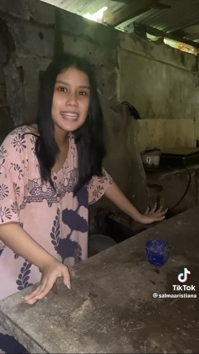 Di dekat dapurnya terdapat meja makan usang yang bersebelahan dengan toilet kedua. Disebut Salma jika meja makannya itu sudah ada dari zaman pra-aksara. Foto: TikTok/@salmaaristiana