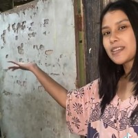 Pintu kamar mandi kedua di rumahnya terlihat sudah rusak dan tak lagi mulus. Namun lagi-lagi dengan cara kocaknya Salma menyebut jika pintu tersebut memiliki aksara prasejarah. Foto: TikTok/@salmaaristiana