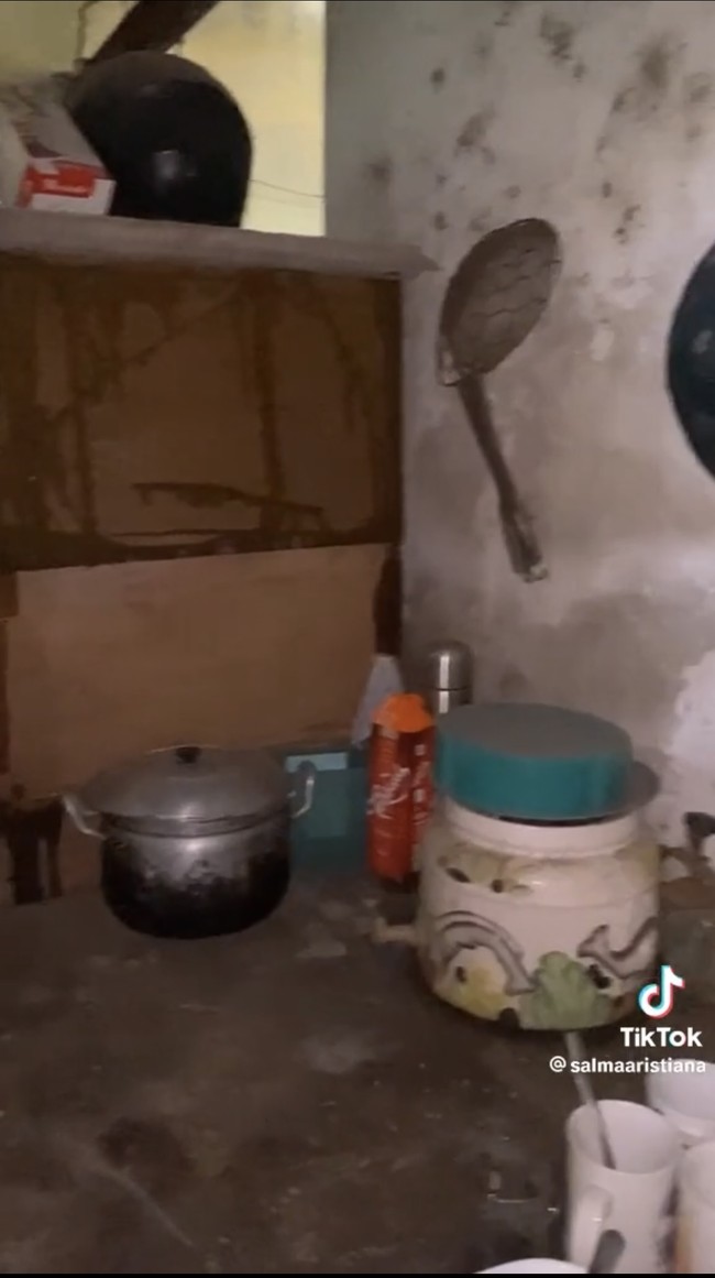 Terakhir Salma memvideokan alat-alat masak dan makannya yang disebutnya berasal dari zaman batu. Melihat unggahan tersebut tak sedikit netizen yang berkomentar dan ikut terhibur dengan review yang diberikan Salma. Foto: TikTok/@salmaaristiana