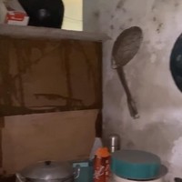 Terakhir Salma memvideokan alat-alat masak dan makannya yang disebutnya berasal dari zaman batu. Melihat unggahan tersebut tak sedikit netizen yang berkomentar dan ikut terhibur dengan review yang diberikan Salma. Foto: TikTok/@salmaaristiana