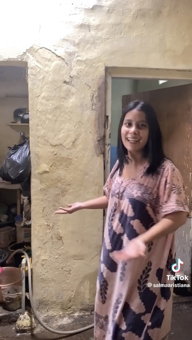 Video seorang wanita review rumah dengan cara kocak belakangan menjadi viral di TikTok. Video tersebut dibagikan oleh akun @salmaristiana dan kini telah ditayangkan lebih dari 4 juta kali. Foto: TikTok/@salmaaristiana