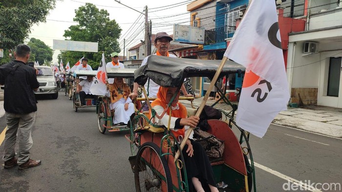 Sejumlah kader PKS Ciamis jalan kaki dan naik becak menuju KPU Ciamis untuk daftar pengajuan bakal calon anggota DPRD Ciamis.