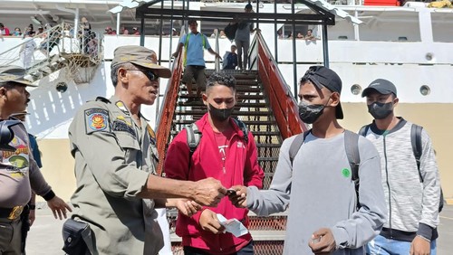 Sejumlah penumpang KM AWU diperiksa oleh petugas Disdukcapil Kota Denpasar-Satpol PP yang menggelar sidak di Pelabuhan Benoa, Senin (8/5/2023).(Ni Made Lastri Karsiani Putri/detikBali)