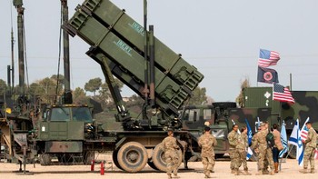 Patriot awalnya digunakan sebagai sistem anti pesawat. Di tahun 1988, sistemnya ditingkatkan dengan kemampuan terbatas terhadap rudal balistik taktis (TBM) sebagai PAC-1 (Patriot Advanced Capability-1). Pembaruan terbaru, yang disebut PAC-3, adalah desain ulang hampir total, yang dimaksudkan sejak awal untuk menghancurkan rudal balistik taktis. Foto: Getty Images