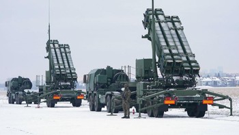 Patriot menambah amunisi modern di pertahanan udara Ukraina, seperti halnya sistem IRIS-T Jerman. Namun memang teknologinya juga jauh lebih kompleks, membutuhkan sekitar 100 personel untuk mengoperasikannya. Foto: Getty Images