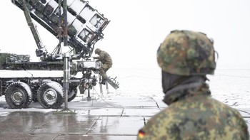 Sistem pertahanan rudal Patriot terdiri dari enam komponen utama yaitu rudal, peluncur, perangkat radar, stasiun kontrol, unit pembangkit listrik, dan tiang antena frekuensi tinggi. Dengan peningkatan terus menerus sejak diluncurkan, sistem Patriot saat ini hanya punya sedikit kemiripan dengan sistem asli yang digunakan pada tahun 1983. Foto: Getty Images