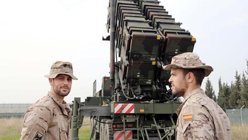 Ukraina girang karena mengklaim berhasil menjatuhkan rudal hipersonik Rusia, yang disebut sangat sukar dilawan. Rudal Kinzhal itu dicegat pada 4 Mei malam waktu setempat, menggunakan sistem pertahanan Patriot yang dipasok oleh Amerika Serikat. Ini penampakan salah satu sistem pertahanan Patriot. Foto: Getty Images