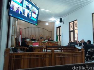 Zoom ke Rutan Tak Terhubung, Sidang Apin BK Bos Judi Online Diskors