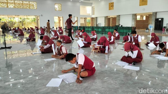 Siswa SD di Polman terpaksa melantai saat ujian di masjid lantaran sekolah terdampak banjir.