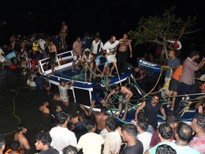 Detik-detik Mengerikan, Kapal Wisata di India Terbalik, 22 Orang Tewas