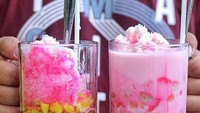 Sop buah dengan sirup merah ini bisa kamu nikmati di Sinar Garut, Tanjung Duren, Jakarta Barat. Sop buahnya disajikan di gelas berukuran jumbo.  Foto: Instagram @kulinerkotajakarta