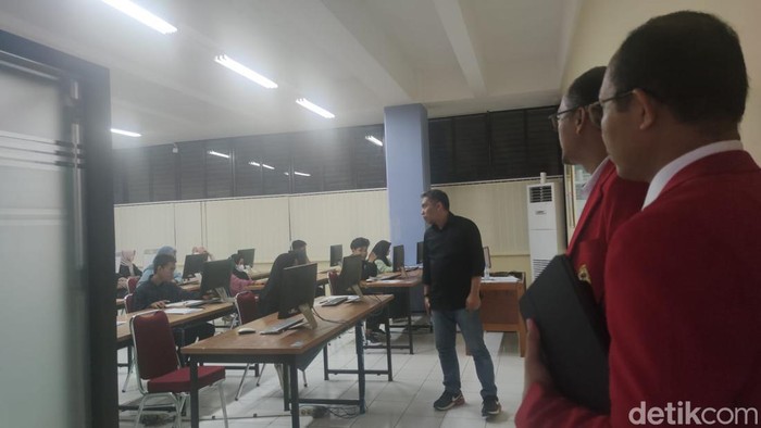 Suasana pelaksanaan UTBK hari pertama di Kampus Unhas.