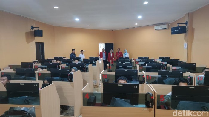 Suasana pelaksanaan UTBK hari pertama di Kampus Unhas.