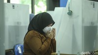Selain itu kecurangan dengan cara kerja sama antar peserta dicegah dengan cara menggunakan sekat antar peserta.  