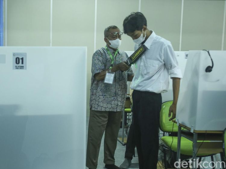 Suasana UTBK di UNJ, Gunakan Metal Detektor untuk Cegah Kecurangan