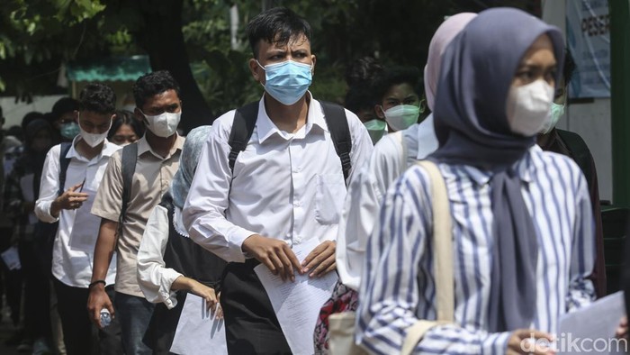 Suasana UTBK di UNJ, Gunakan Metal Detektor untuk Cegah Kecurangan Sejumlah siswa melakukan Ujian Tulis Berbasis Komputer (UTBK) di Universitas Negeri Jakarta, Senin (8/5/2023).