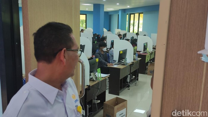 Suasana UTBK-SNBT di kampus Unnes, Semarang, Senin (8/5/2023).