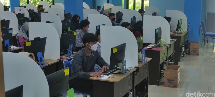 Suasana UTBK-SNBT di kampus Unnes, Semarang, Senin (8/5/2023).