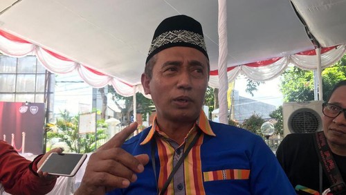 Sukisman Azmy saat ditemui di sela-sela mendaftar sebagai bakal calon anggota DPD di Kantor KPU NTB, Senin (8/5/2023). (Foto: Helmy Akbar/detikBali)