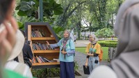 Berkunjung ke Taman Suropati, selain dapat menikmati suguhan alam dari pepohonan sekitar. Bisa juga untuk membaca buku, karena tersedia rak baca buku gratis di sini. (dok. Sebumi)
