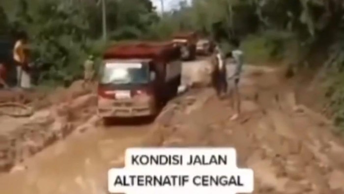 Tangkapan layar unggahan kondisi jalan rusak di Kecamatan Cengal, Kabupaten OKI, Sumsel. (Foto: Istimewa)