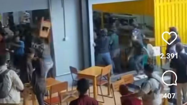 Tangkapan layar video viral ricuh di Mie Gacoan, Surabaya