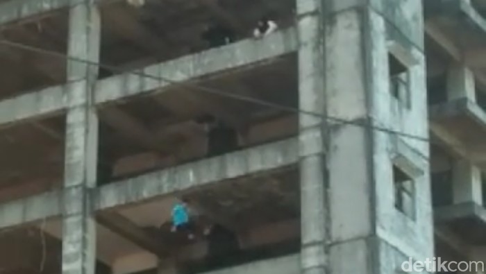Tangkapan layar video viral seorang pria jatuh dari gedung kosong di Batam.