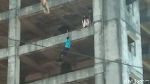 Tangkapan layar video viral seorang pria jatuh dari gedung kosong di Batam.