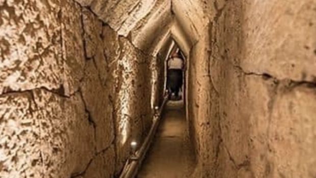 Terowongan di bawah candi di Taposiris Magna. (Kementerian Pariwisata dan Purbakala Mesir)