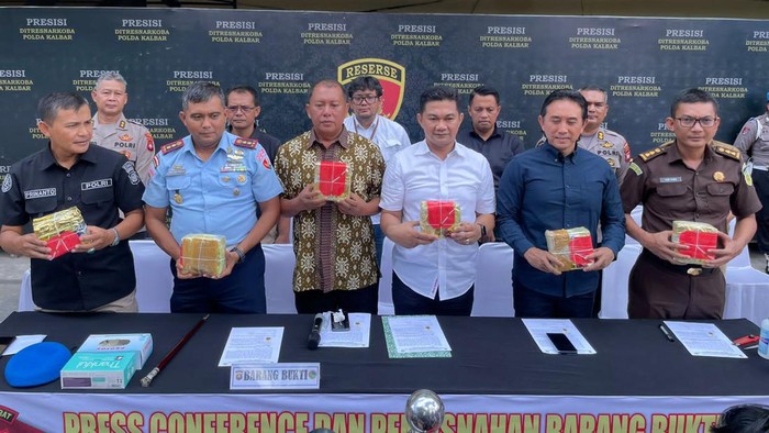 Tim Interdiksi di Kalbar lakukan pemusnahan sabu 6,3 Kg yang gagal diselundupkan di bandara.