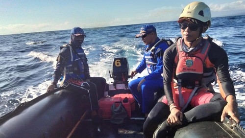 Tim SAR gabungan saat melakukan pencarian terhadap korban tenggelam di perairan Tianyar, Karangasem, Bali, Senin (8/5/2023). (istimewa)