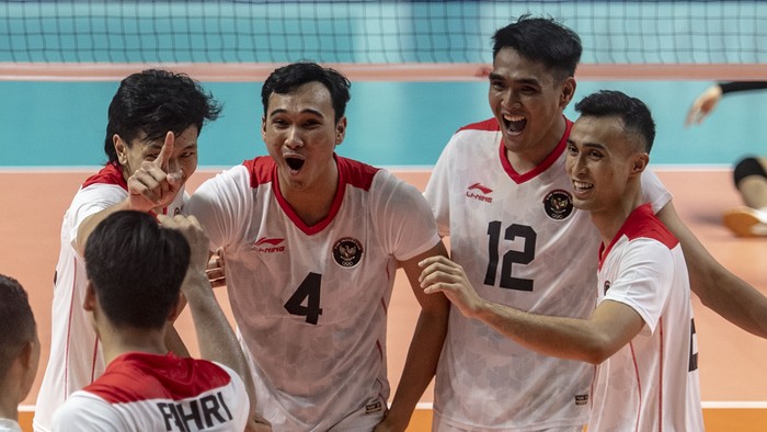 Sejumlah pevoli putra Indonesia melakukan selebrasi usai mengalahkan Timnas Voli putra Vietnam saat pertandingan semi final voli SEA Games 2023 di Phnom Penh, Kamboja, Minggu (7/5/2023). Timnas voli putra Indonesia berhasil melaju ke babak final usai menang dengan skor 30-28, 25-19 dan 25-18. ANTARA FOTO/Muhammad Adimaja/YU