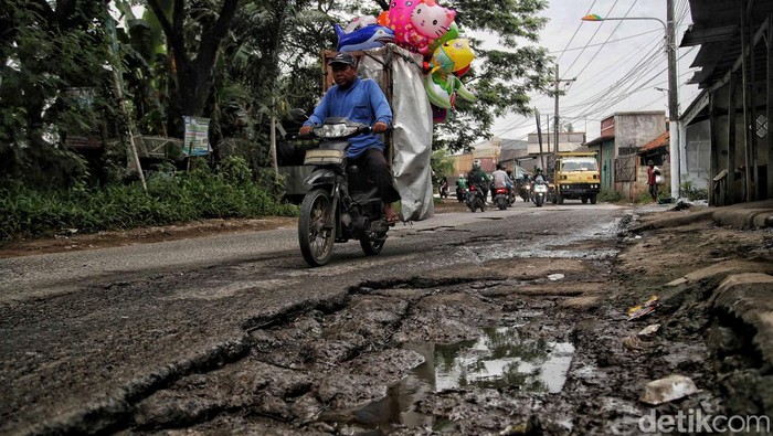 Tolong.. Jalan Raya Pasar Babelan di Bekasi Rusak Parah Sejumlah kendaraan melintas di Jalan Raya Pasar Babelan, Desa Kedung Pengawasa, Babelan, Kabupaten Bekasi, Senin (8/5/2023).