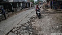 Jalan rusak sepanjang 6,5 km itu hingga saat ini masih dibiarkan rusak.  