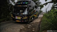 Menurut keterangan warga, jalanan itu rusak karena banyak truk berlebihan muat yang memasuki jalan tersebut. Selain itu musim hujam serta kurang perawatan menambah kerusakan pada jalan.  