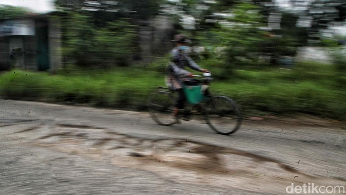 Jalan Raya Pasar Tolong... Jalan Raya Pasar Babelan di Bekasi Rusak Parah